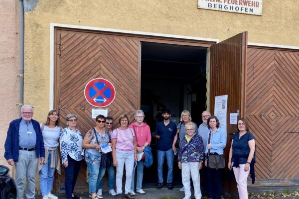 Ehrenamtliche vor der Freiwilligenfeuerwehr Berghofen
