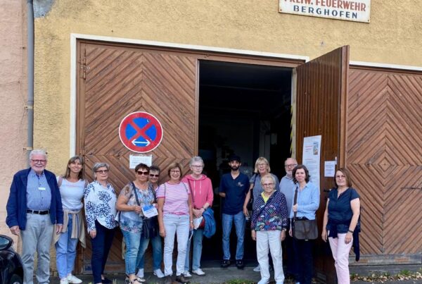 Ehrenamtliche vor der Freiwilligenfeuerwehr Berghofen