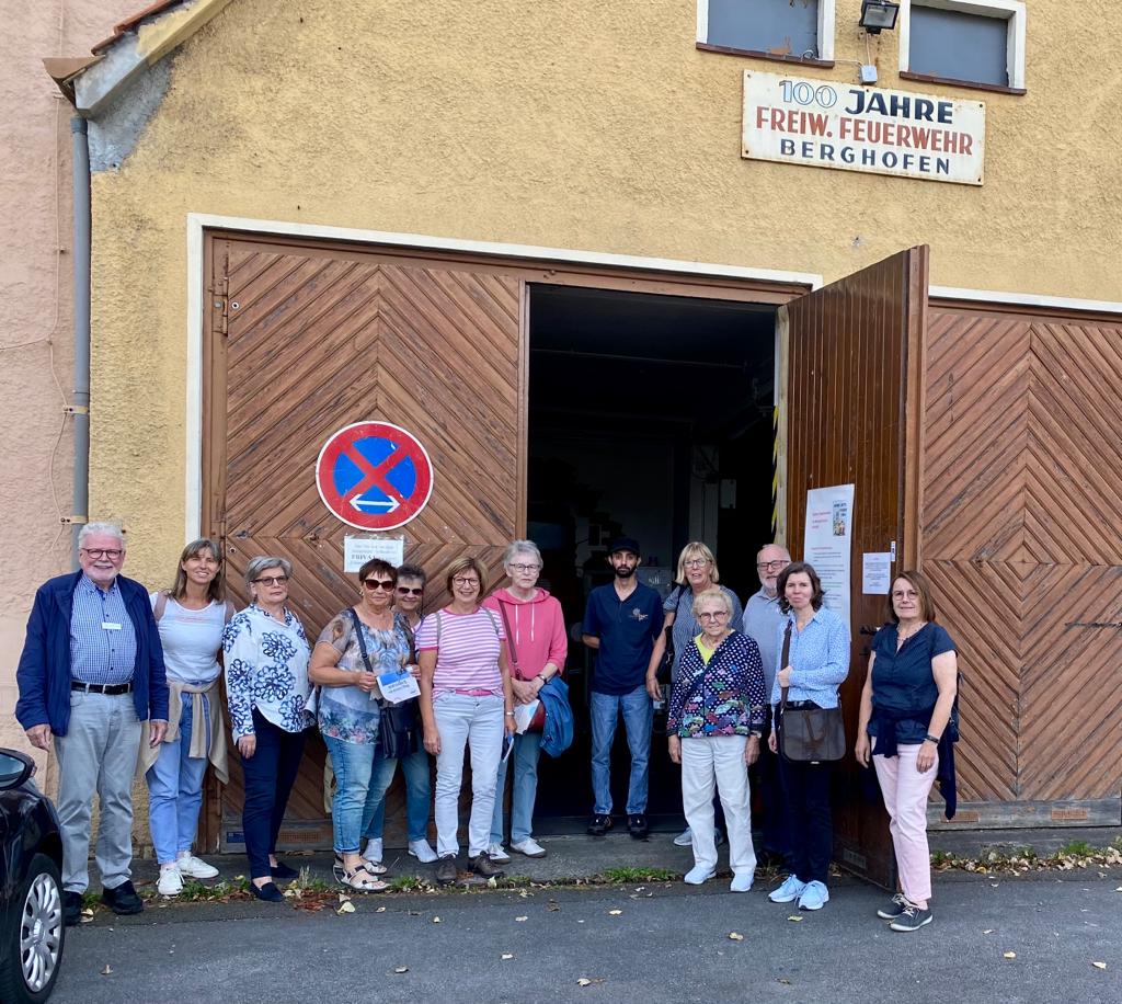 Ehrenamtliche vor der Freiwilligenfeuerwehr Berghofen